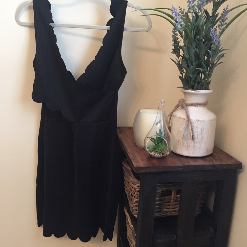 🖤NEVER WORN🖤 FINAL PRICE scalloped bodycon dress